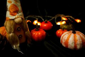 Halloween Dekorationen Hintergrund. Halloween unheimlich Kürbis Kopf auf hölzern Tabelle Halloween Urlaub Konzept foto