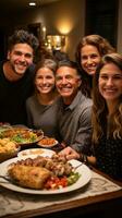 generationsübergreifend Familie genießen Potluck Abendessen foto