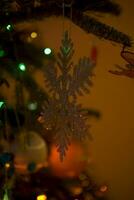 Weihnachtskugel auf Baum foto