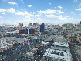 las Vegas, Nevada - - 11.08.2023 Aussicht von las Vegas Hotel Resorts und Casinos von das Dach von las Vegas Palmen Kasino Penthouse. Mehr als 40 Million Menschen Besuch las Vegas jeder Jahr. foto