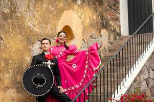 jung spanisch Frau und Mann im Unabhängigkeit Tag oder cinco de Mayo Parade oder kulturell Festival foto