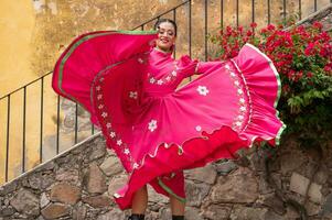 jung spanisch Frau und Mann im Unabhängigkeit Tag oder cinco de Mayo Parade oder kulturell Festival foto