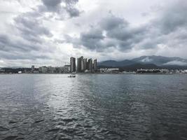 die schöne aussicht auf die stadt sokcho in südkorea vom japanischen meer foto