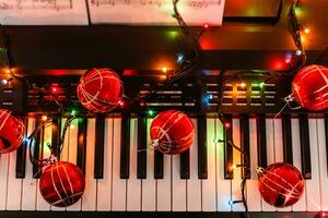 Klavier Tastatur mit Weihnachten Dekoration, Nahansicht foto