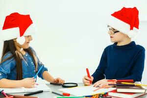 glücklich wenig Kinder im Santa Hüte auf Weiß Hintergrund. Weihnachten Feier foto