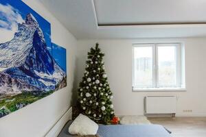 Design Zimmer mit Weihnachten Tanne und das Bett. Innere Land Stil foto