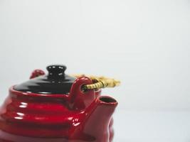 rote chinesische Teekanne auf weißem Hintergrund foto