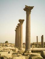 Reihe von alten Säulen foto