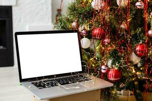 laptop mit geschenkbox und weihnachtsbeleuchtung hintergrund foto