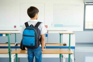 zurück Aussicht von ein Schüler mit ein Rucksack Stehen im das Klassenzimmer. ai generativ Profi Foto