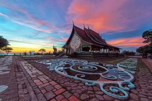 Dämmerungsaufnahme des Sirindhorn Wararam Phu Prao Tempels in Ubonrachatani, thailand foto