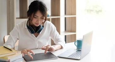 Frau studiert, arbeitet online am Laptop foto