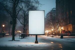 Weiß leer Werbung Bildschirm auf ein Abend Winter Straße von ein Stadt. spotten oben oder Copyspace foto