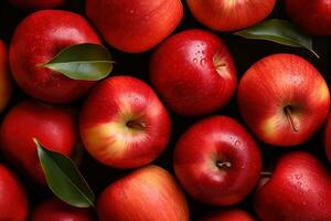 Bündel von ein frisch lecker reif rot Äpfel und Blätter Obst texturiert Hintergrund foto