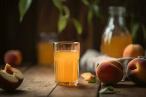 Pfirsich oder Aprikose Saft im ein Glas unter Pfirsiche auf hölzern Oberfläche und verschwommen Hintergrund foto