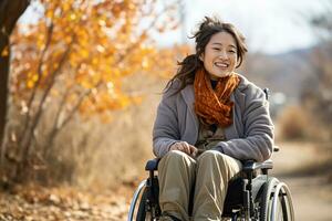 jung bezaubernd asiatisch Frau lächelnd während Gehen im ein Rollstuhl im ein Herbst Park foto