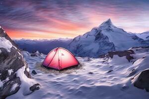 Zelt Lager im schneebedeckt Berge auf neblig Sonnenaufgang Hintergrund foto