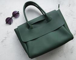 Damentasche aus grünem Leder foto