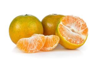 Mandarine auf weißem Hintergrund