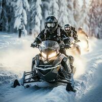 Schneemobilfahren. abenteuerlich Fahrten durch schneebedeckt Terrain foto