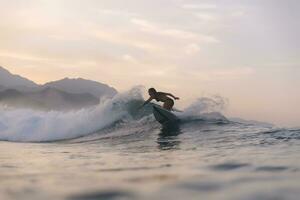 Indonesien, Sumatra, weiblich Surfer im das Abend Licht foto