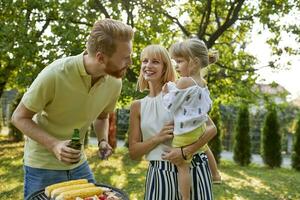 Familie haben ein Grill im Garten foto