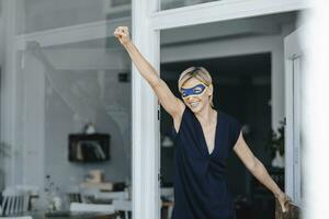 Geschäftsfrau tragen Super Held Masken, vorgeben zu fliegen foto