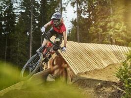 Österreich, Tirol, weiblich bergab Berg Biker foto