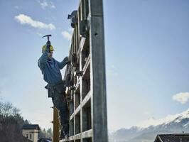 Konstruktion Arbeiter Arbeiten auf Sperrholz foto