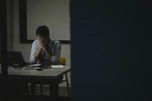 erschöpft Geschäftsmann Abdeckung Gesicht, Sitzung im Büro, Arbeiten spät foto