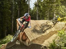 Österreich, Tirol, weiblich und männlich bergab Berg Biker foto