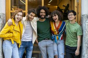 glücklich Gruppe von freunde posieren im das Stadt foto