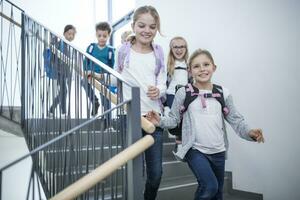 glücklich Schüler auf Treppe Verlassen Schule foto