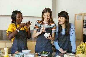 freunde nehmen Smartphone Bilder im ein Kochen Werkstatt foto