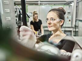 zwei Frauen Arbeiten auf Maschinen foto