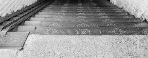 aufwendig Stahl Teller unter Tage Treppe Konzept Foto. Metall Fußboden Platte, verrostet Stahl Platte. foto