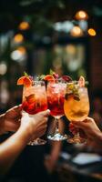 freunde Toast mit bunt Cocktails im Hand foto