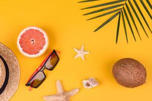 Strandaccessoires mit Muscheln und Seesternen auf farbigem Hintergrund foto