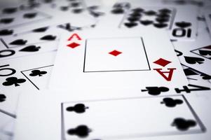 schwarze Spielkarten mit einer roten Karte im Chaos foto