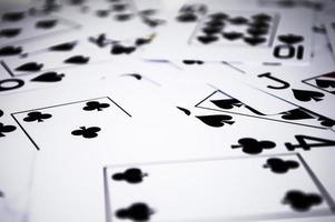 Schwarze Spielkarten im Chaos foto