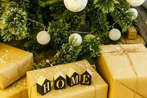 Weihnachten Baum mit hölzern rustikal Dekorationen und die Geschenke unter es im Dachgeschoss Innere. foto