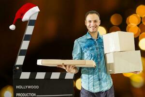komisch Lieferung Junge mit Box Weihnachten Hintergrund foto