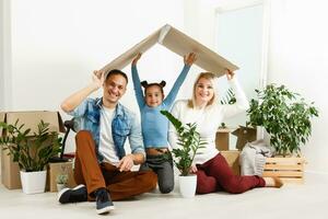 Familie Auspacken Karton Kisten beim Neu Zuhause foto