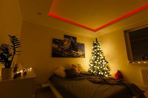Ruhe Bild von Innere klassisch Neu Jahr Baum dekoriert im ein Zimmer mit Bett foto