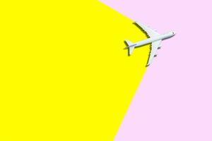 Weiß Ebene, Flugzeug auf Farbe Hintergrund mit Kopieren Raum. oben Sicht, eben legen. minimal Stil Design, 3d Wiedergabe. reisen, Ferien Konzept. foto