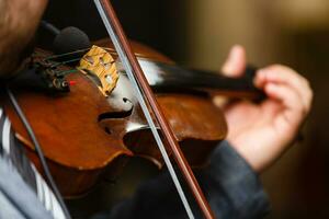 spielen Geige, ein Mann Theaterstücke Jahrgang Violine auf ein Konzert, schließen oben foto