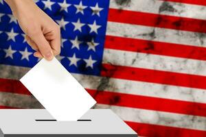 Hand Tropfen das Abstimmung Wahl gegen das Hintergrund von das Flagge USA, Konzept von Zustand Wahlen, Referendum foto