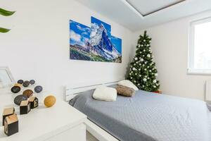 beleuchtet Weihnachten Baum dekoriert im modern Leben Zimmer foto
