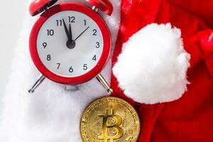 Bitcoin und neues Jahr. kryptowährung bitcoin auf weihnachtshintergrund. Probleme und Unternehmenswachstum. warme Tönung des neuen Jahres. foto