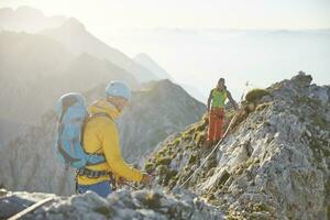 Österreich, Tirol, Innsbruck, Bergsteiger beim Nordkette über Klettersteig foto